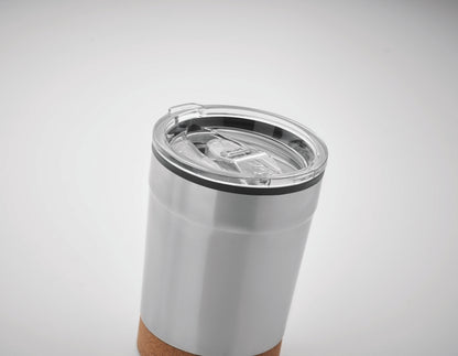 Doppelwandiger Becher aus Edelstahl mit PP-Innenseite. Der Boden ist mit Kork abgesetzt.