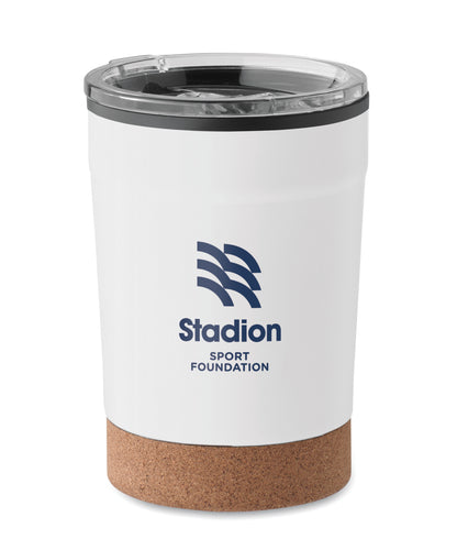 Doppelwandiger Becher aus Edelstahl mit PP-Innenseite. Der Boden ist mit Kork abgesetzt.