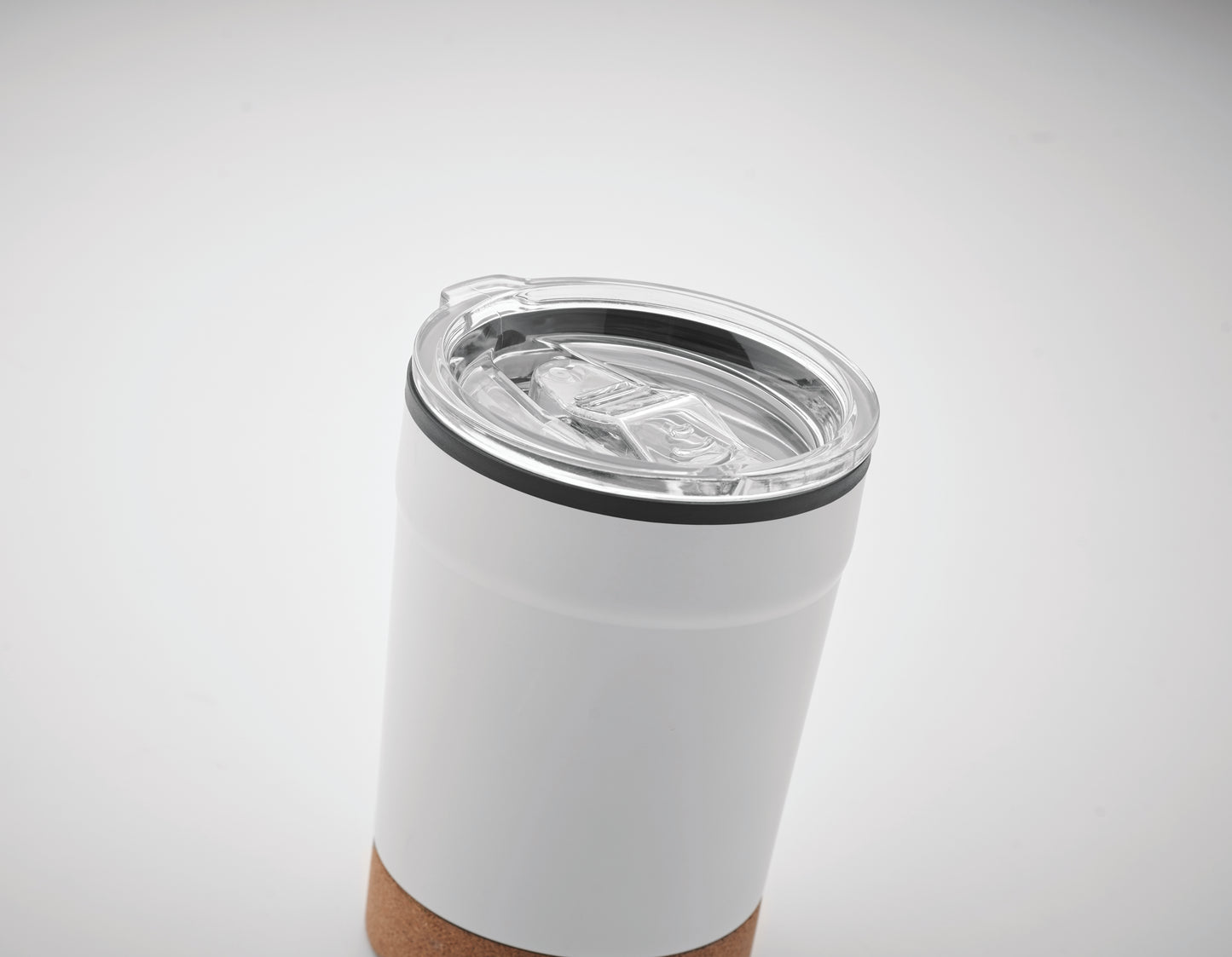 Doppelwandiger Becher aus Edelstahl mit PP-Innenseite. Der Boden ist mit Kork abgesetzt.
