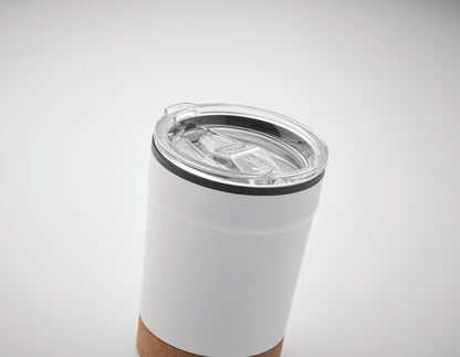 Doppelwandiger Becher aus Edelstahl mit PP-Innenseite. Der Boden ist mit Kork abgesetzt.