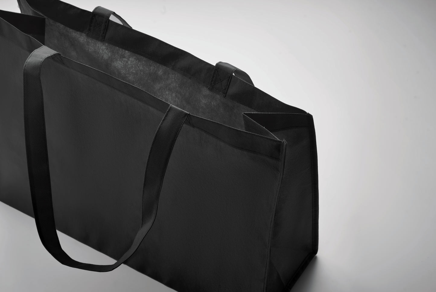 Einkaufs- oder Strandtasche aus RPET-Non Woven mit Seitenfalz und langen Tragegriffen. 80