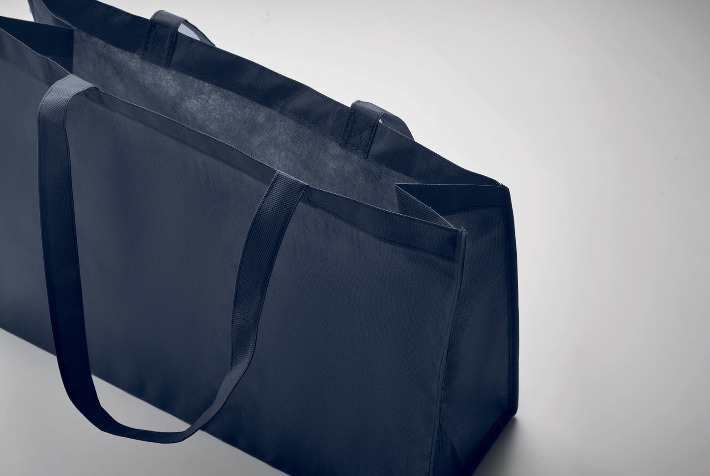 Einkaufs- oder Strandtasche aus RPET-Non Woven mit Seitenfalz und langen Tragegriffen. 80