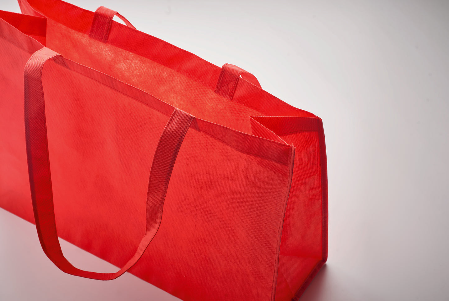 Einkaufs- oder Strandtasche aus RPET-Non Woven mit Seitenfalz und langen Tragegriffen. 80