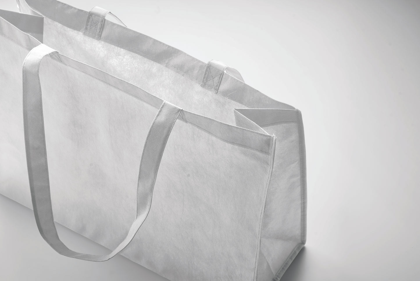 Einkaufs- oder Strandtasche aus RPET-Non Woven mit Seitenfalz und langen Tragegriffen. 80