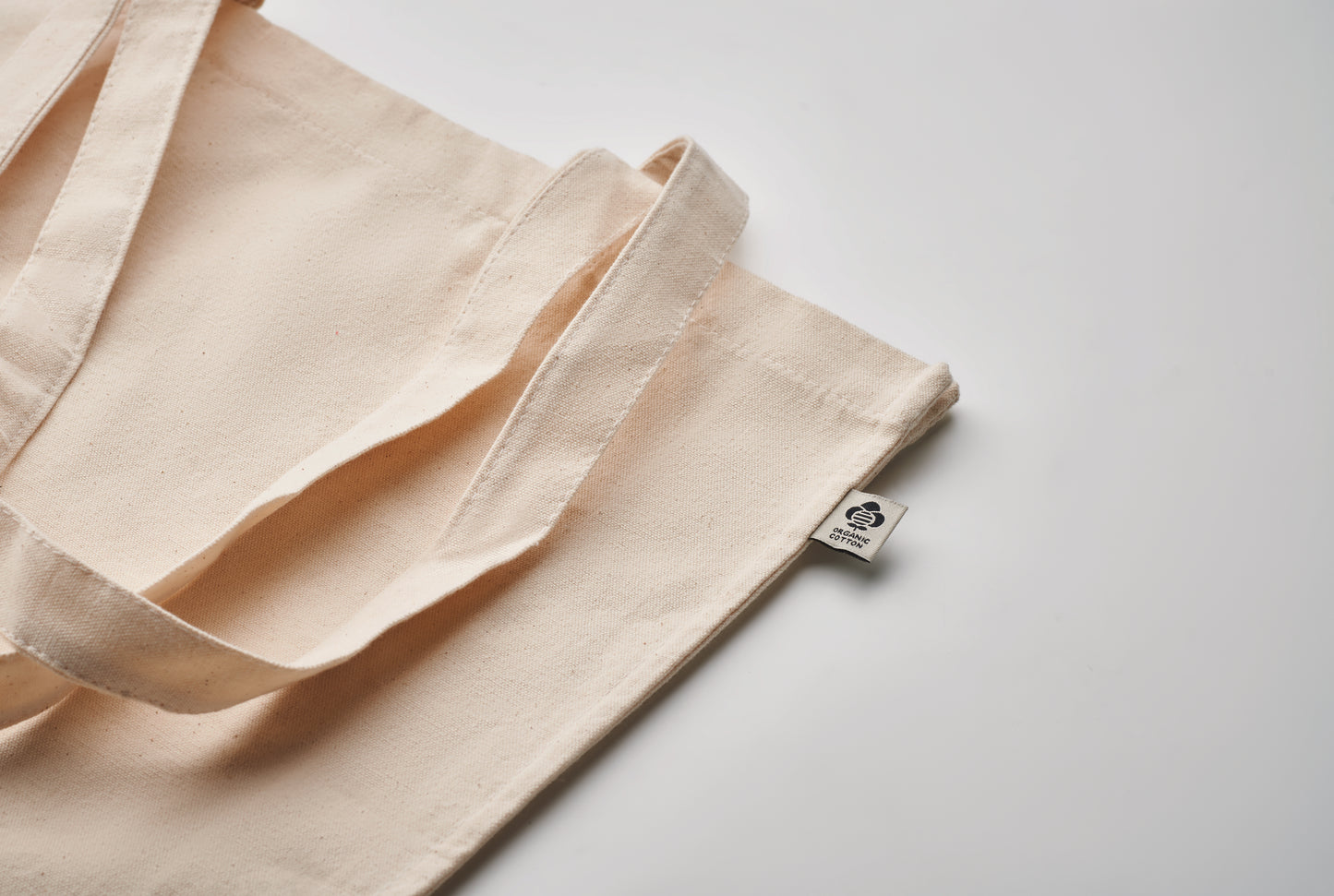 Einkaufstasche aus Organic Cotton mit langen Tragegriffen und Bodenfalz. 220 g/m².