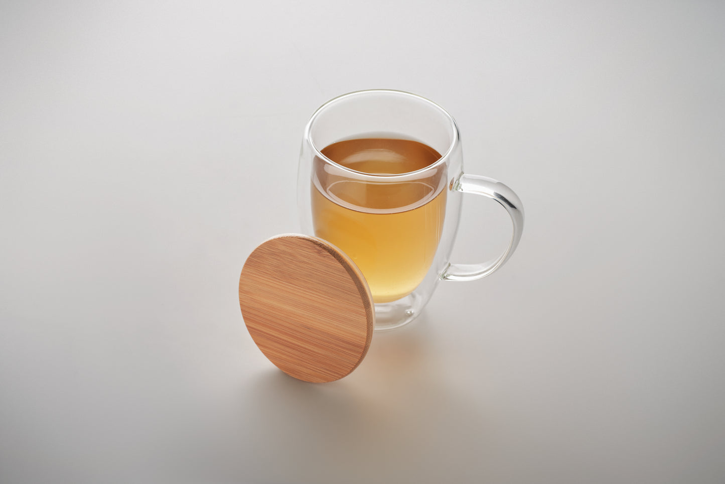 Doppelwandiges Borosilikatglas mit Henkel. Deckel aus Bambus. Füllmenge: 250 ml.