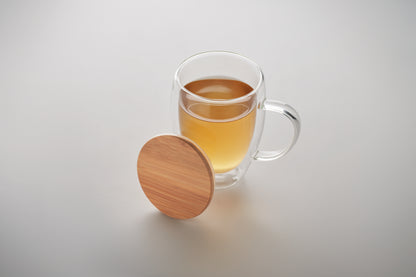 Doppelwandiges Borosilikatglas mit Henkel. Deckel aus Bambus. Füllmenge: 250 ml.