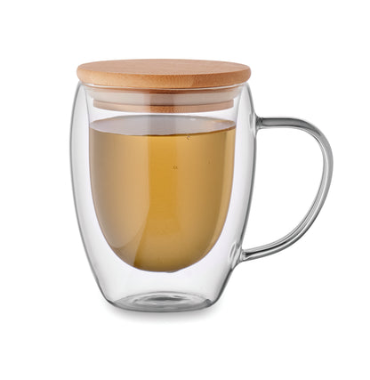 Doppelwandiges Borosilikatglas mit Henkel. Deckel aus Bambus. Füllmenge: 250 ml.