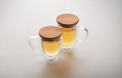 Doppelwandiges Borosilikatglas mit Henkel. Deckel aus Bambus. Füllmenge: 250 ml.