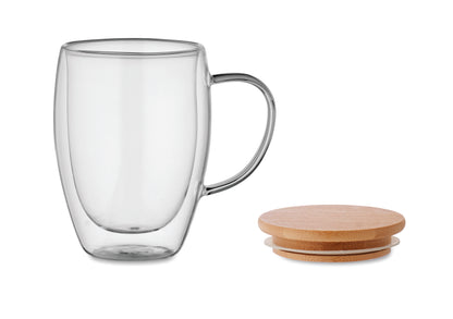 Doppelwandiges Borosilikatglas mit Henkel. Deckel aus Bambus. Füllmenge: 350 ml.