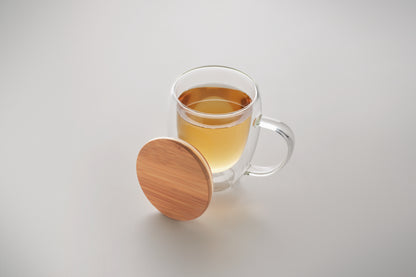 Doppelwandiges Borosilikatglas mit Henkel. Deckel aus Bambus. Füllmenge: 350 ml.
