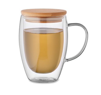 Doppelwandiges Borosilikatglas mit Henkel. Deckel aus Bambus. Füllmenge: 350 ml.