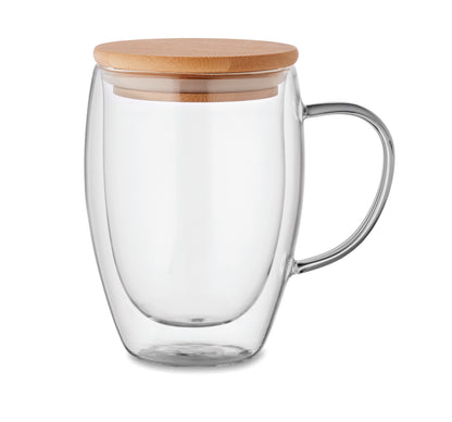 Doppelwandiges Borosilikatglas mit Henkel. Deckel aus Bambus. Füllmenge: 350 ml.