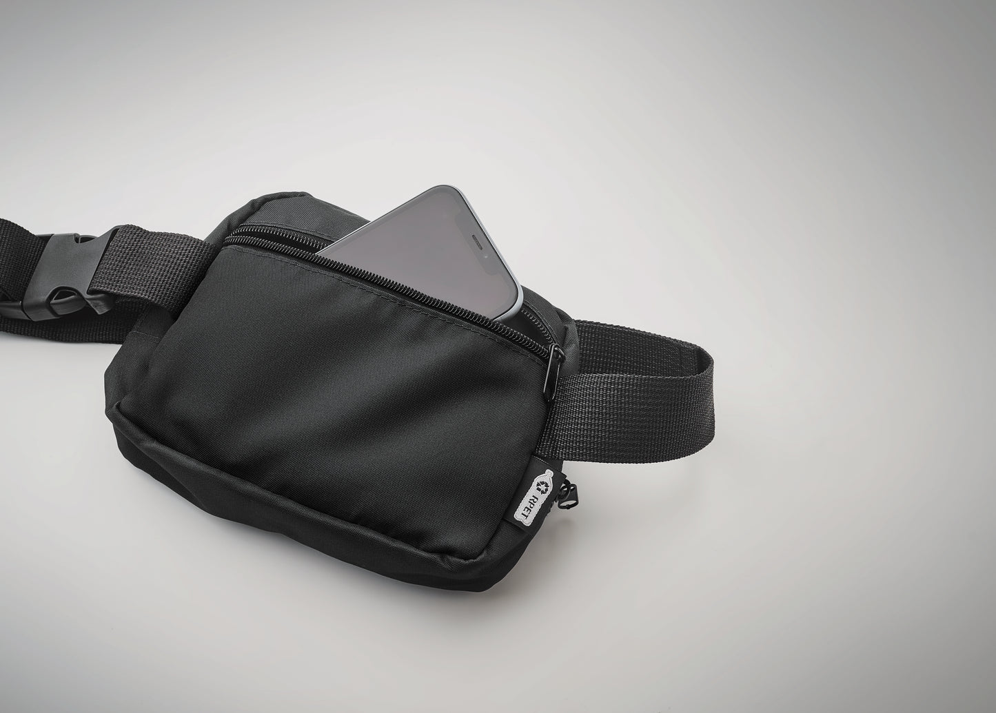Gürteltasche aus 300D RPET Polyester mit Futter aus 210D RPET.