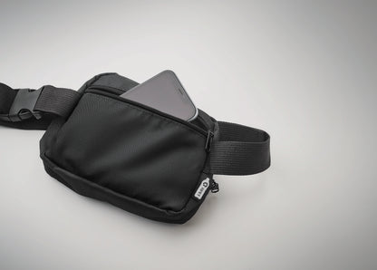 Gürteltasche aus 300D RPET Polyester mit Futter aus 210D RPET.