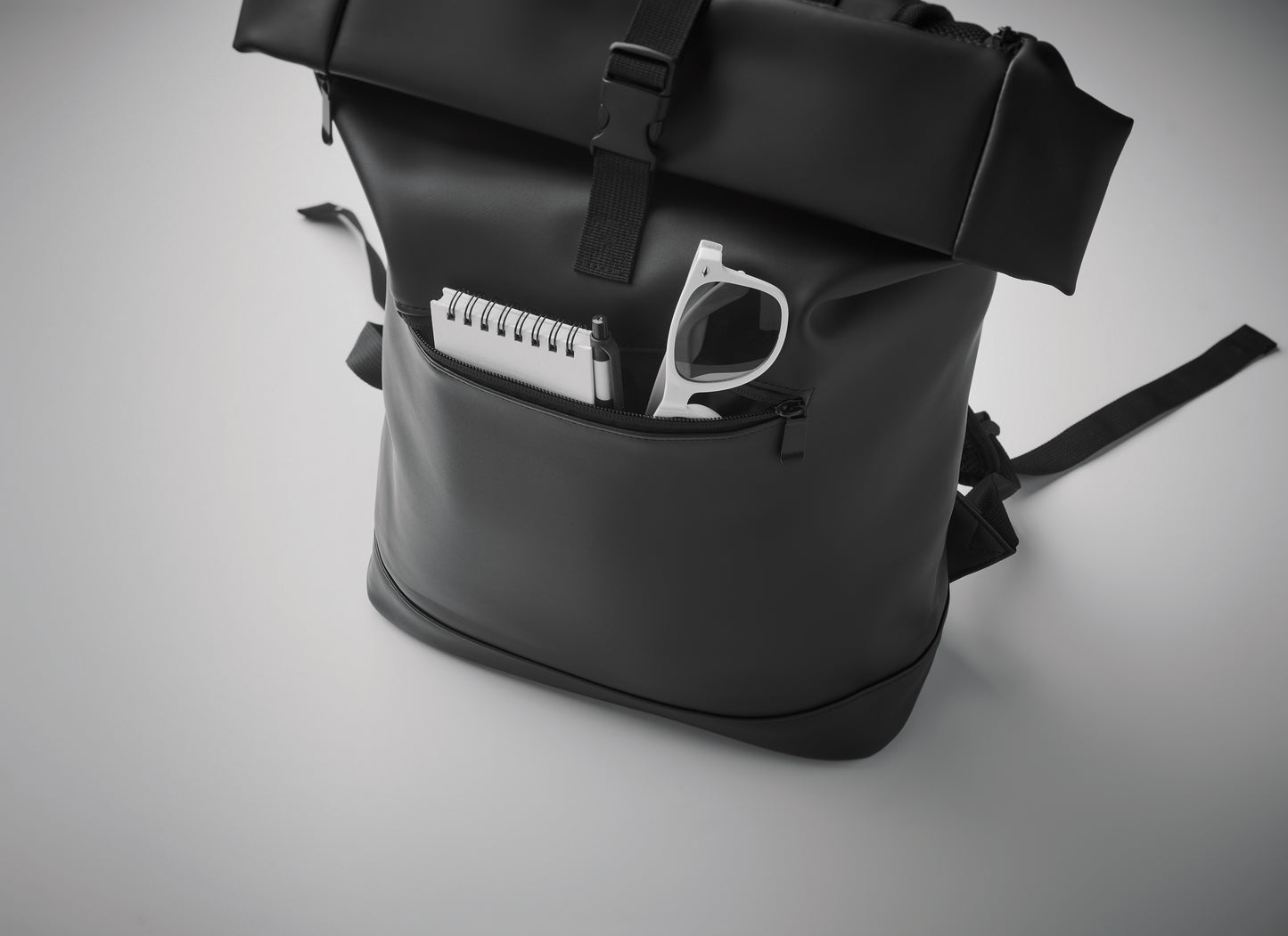 Rucksack mit Rollverschluss aus weichem PU. 15'''' Laptop Fach. Große Fronttasche mit