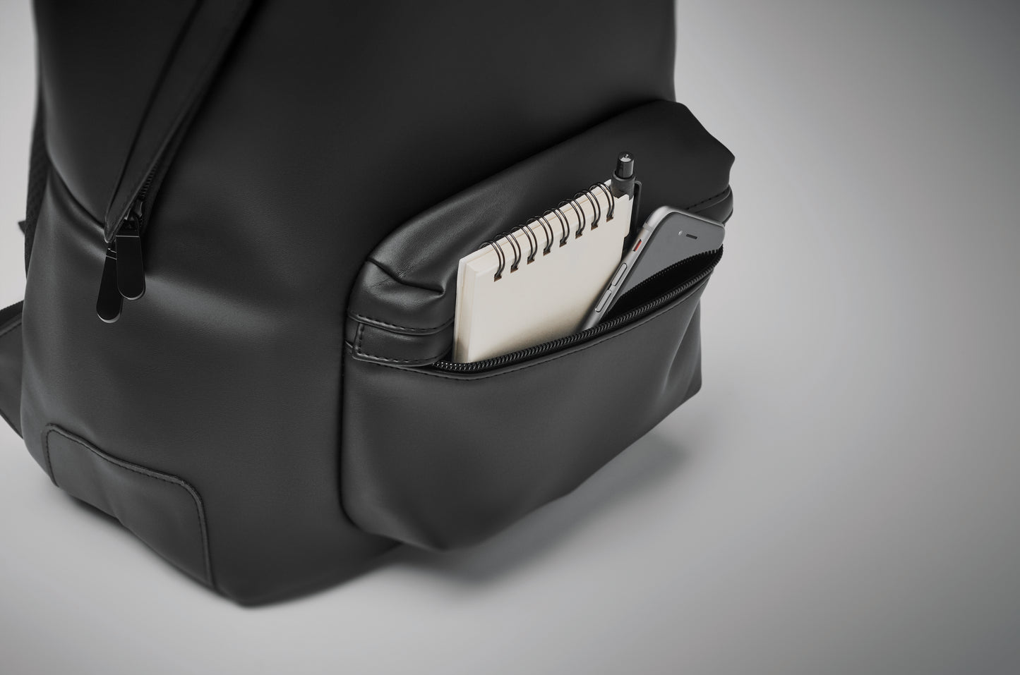 Rucksack aus weichem PU. 15'''' Laptop Fach. Fronttasche mit Reißverschluss. Gepolsterter Rücken