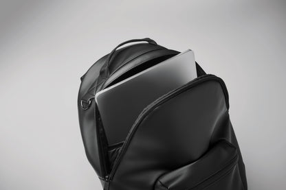 Rucksack aus weichem PU. 15'''' Laptop Fach. Fronttasche mit Reißverschluss. Gepolsterter Rücken