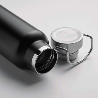 Doppelwandige Flasche aus recyceltem Edelstahl. Deckel mit Henkel und Korkboden. Auslaufsicher. Füllmenge: