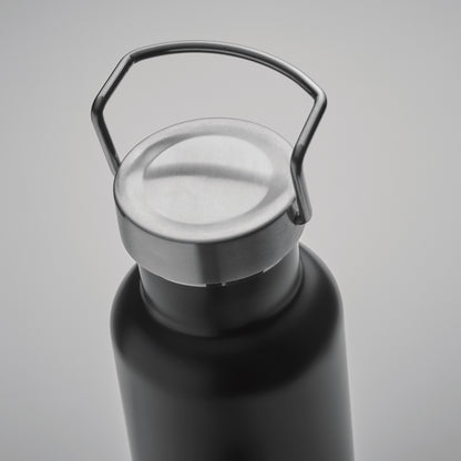 Doppelwandige Flasche aus recyceltem Edelstahl. Deckel mit Henkel und Korkboden. Auslaufsicher. Füllmenge: