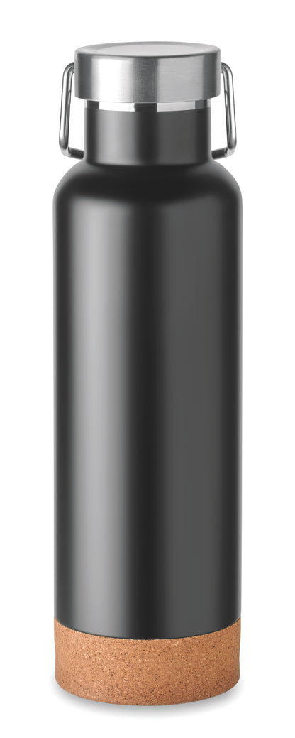 Doppelwandige Flasche aus recyceltem Edelstahl. Deckel mit Henkel und Korkboden. Auslaufsicher. Füllmenge: