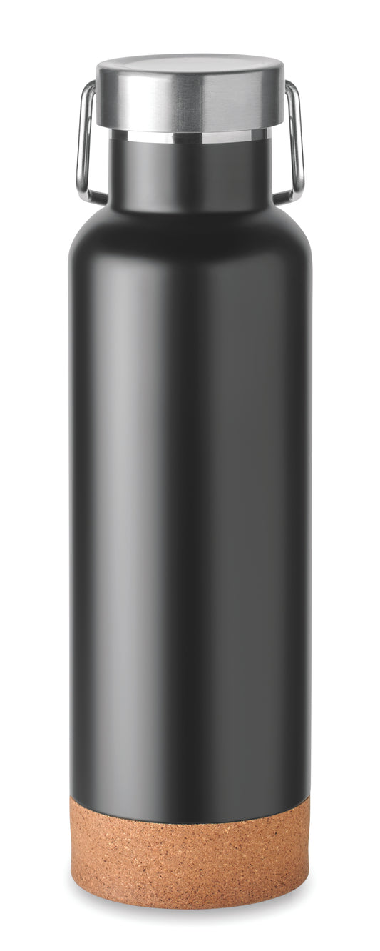 Doppelwandige Flasche aus recyceltem Edelstahl. Deckel mit Henkel und Korkboden. Auslaufsicher. Füllmenge: