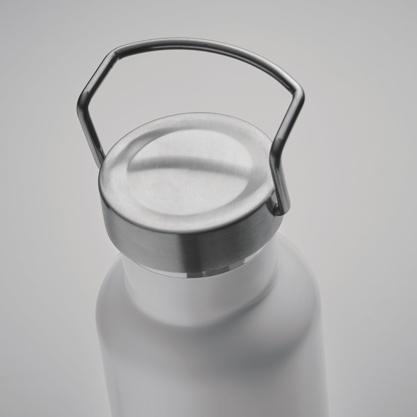 Doppelwandige Flasche aus recyceltem Edelstahl. Deckel mit Henkel und Korkboden. Auslaufsicher. Füllmenge: