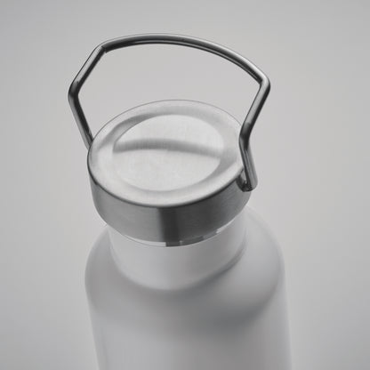 Doppelwandige Flasche aus recyceltem Edelstahl. Deckel mit Henkel und Korkboden. Auslaufsicher. Füllmenge: