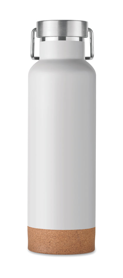 Doppelwandige Flasche aus recyceltem Edelstahl. Deckel mit Henkel und Korkboden. Auslaufsicher. Füllmenge: