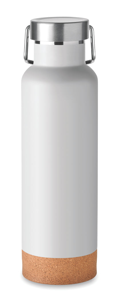 Doppelwandige Flasche aus recyceltem Edelstahl. Deckel mit Henkel und Korkboden. Auslaufsicher. Füllmenge: