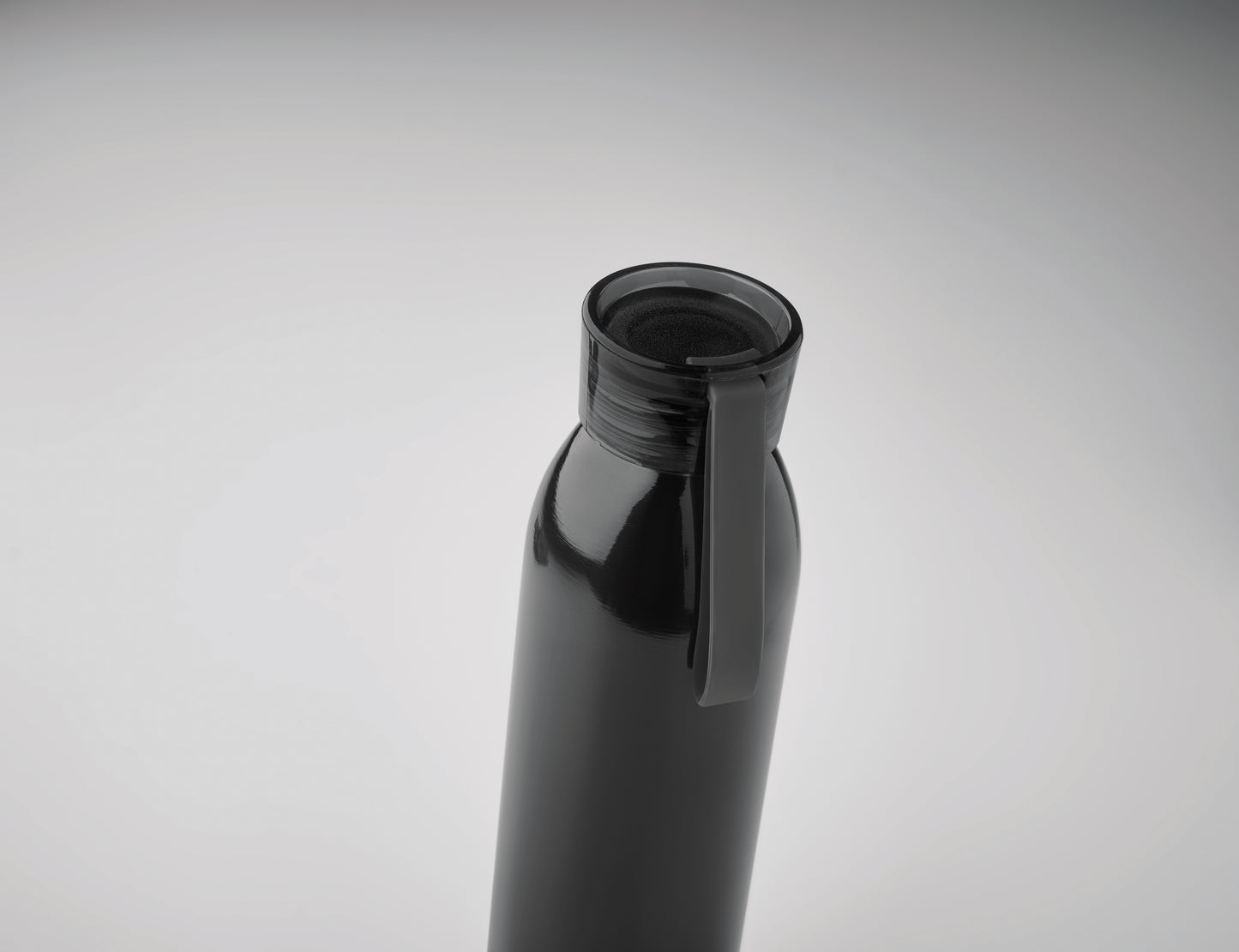 Einwandige Trinkflasche aus Edelstahl mit PP-Deckel und Silikonaufhänger. Füllmenge: 650 ml. Da