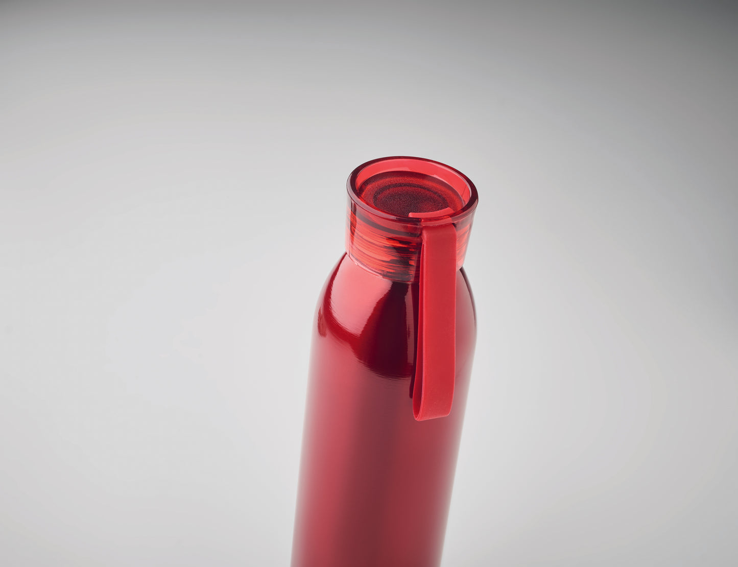 Einwandige Trinkflasche aus Edelstahl mit PP-Deckel und Silikonaufhänger. Füllmenge: 650 ml. Da