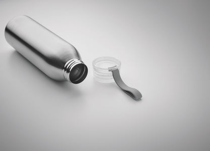 Einwandige Trinkflasche aus Edelstahl mit PP-Deckel und Silikonaufhänger. Füllmenge: 650 ml. Da