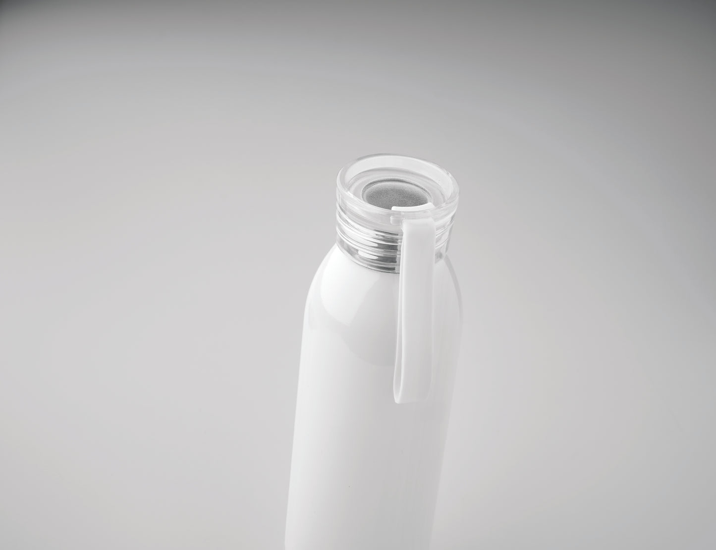 Einwandige Trinkflasche aus Edelstahl mit PP-Deckel und Silikonaufhänger. Füllmenge: 650 ml. Da