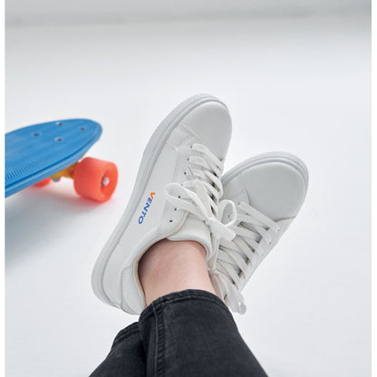 Leichte Sneaker aus PU mit Gummisohle und Schnürsenkeln aus Polyester. Größe: 46.
