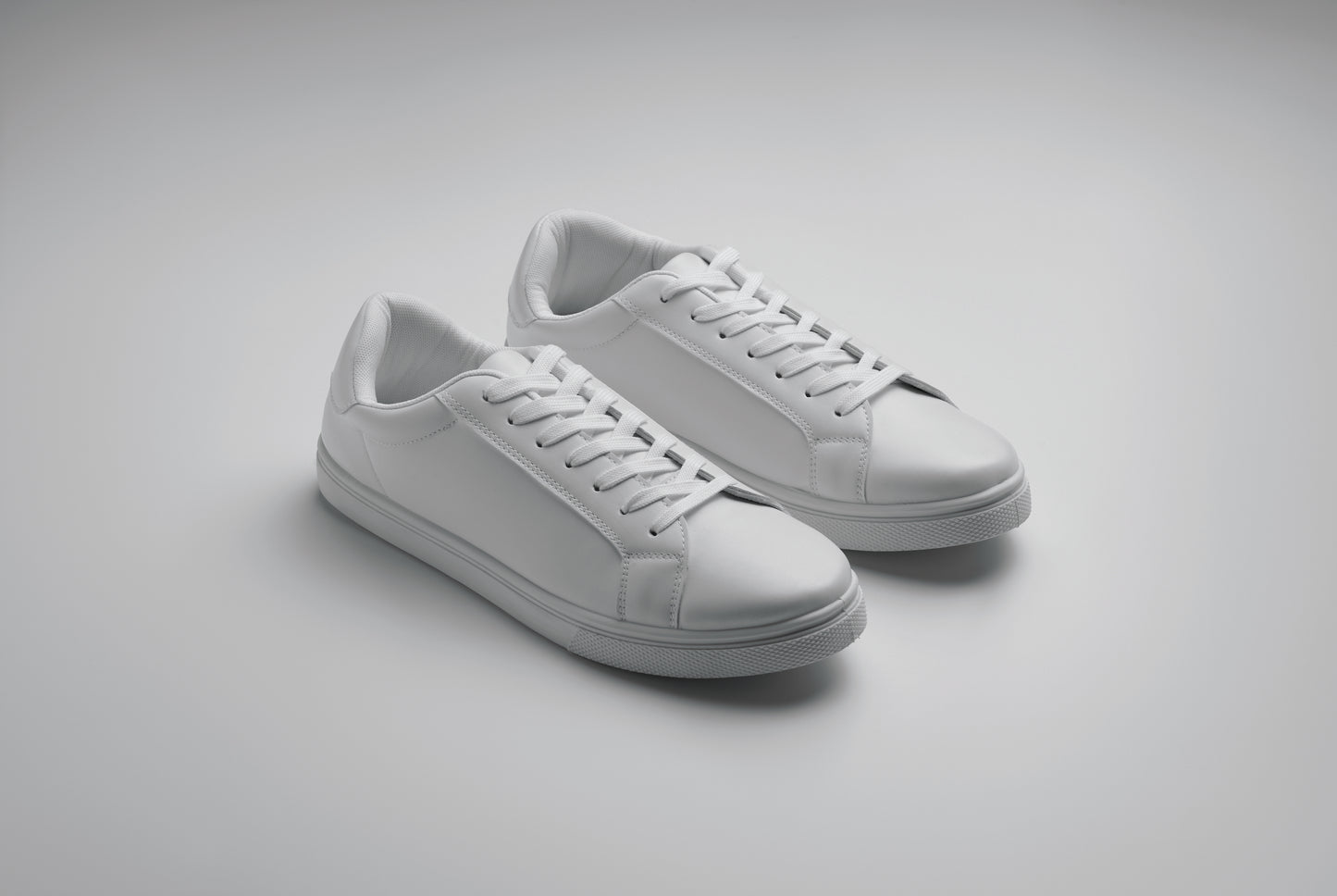 Leichte Sneaker aus PU mit Gummisohle und Schnürsenkeln aus Polyester. Größe: 47.