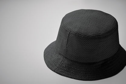 Bucket Hat aus Papierstroh.