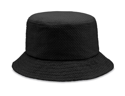 Bucket Hat aus Papierstroh.