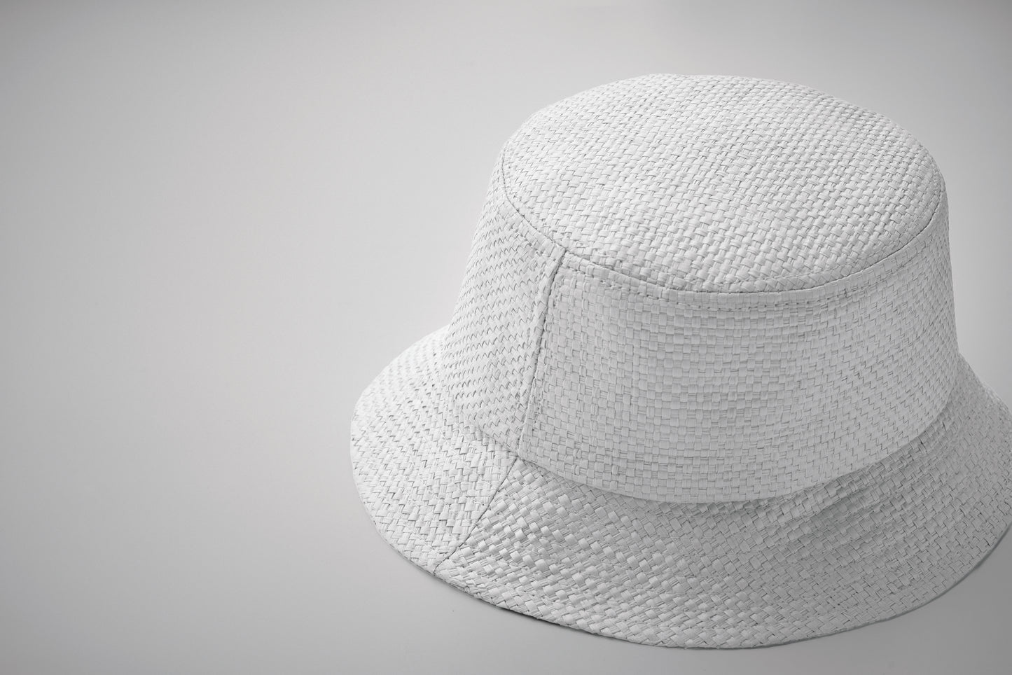Bucket Hat aus Papierstroh.