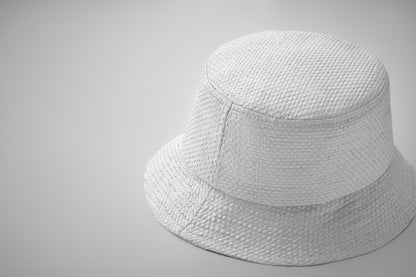 Bucket Hat aus Papierstroh.