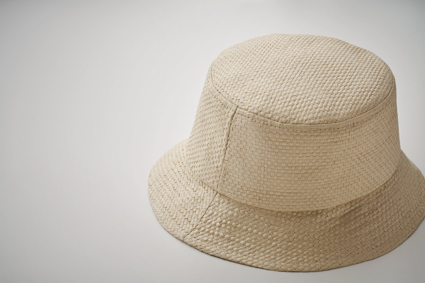 Bucket Hat aus Papierstroh.