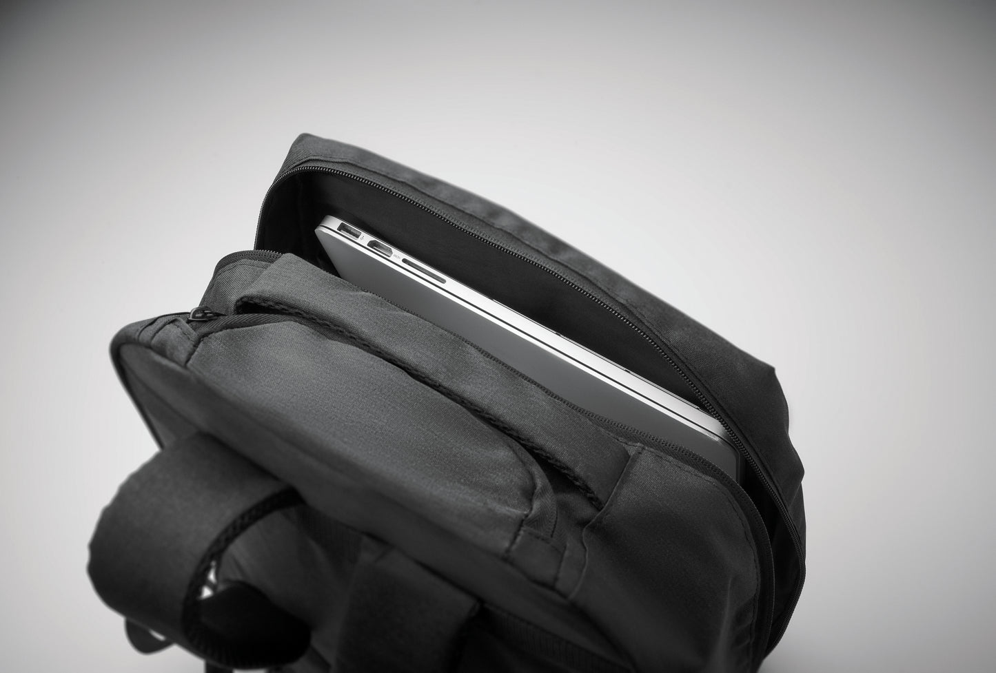 15'''' Laptop-Rucksack aus 600D RPET-Polyester. Internes 15'''' Laptopfach Reißverschlusstasche vorne zwei seitliche
