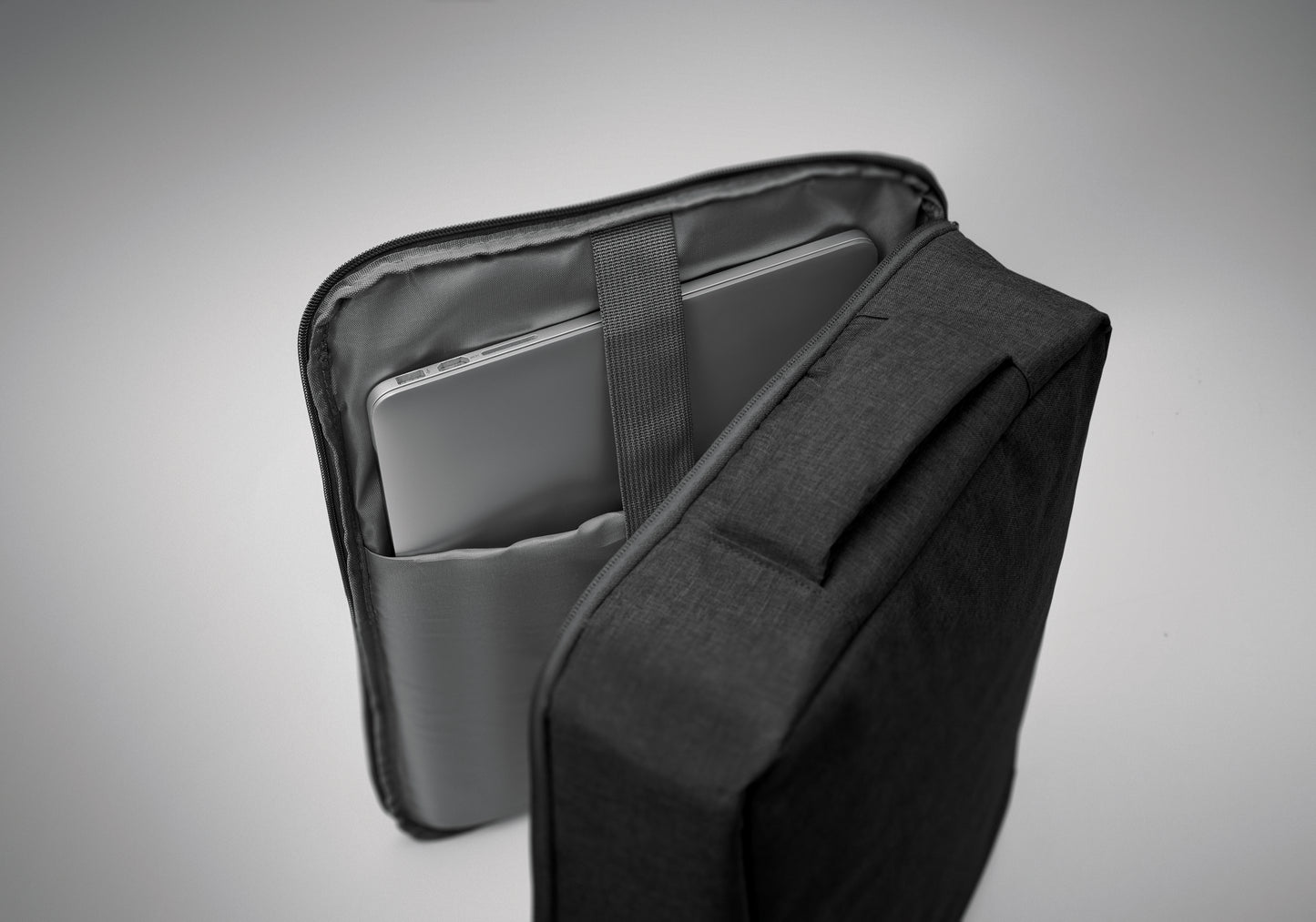 Schlanker 15'''' Laptop-Rucksack aus 300D RPET mit 210D RPET-Futter. Laptopfach 2 Innentaschen