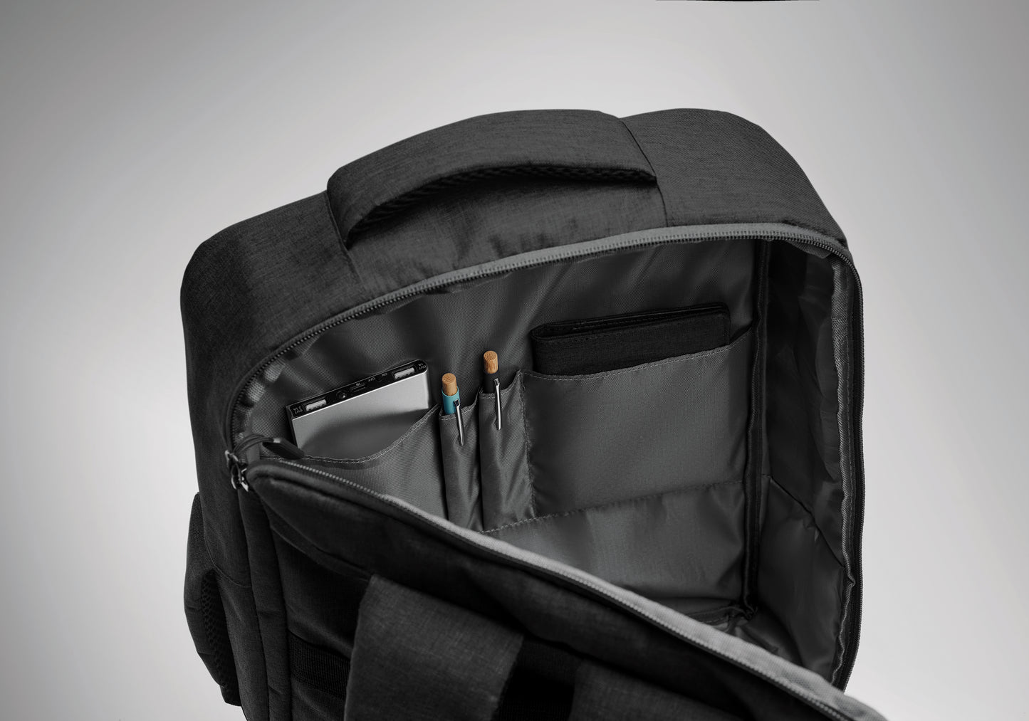 Schlanker 15'''' Laptop-Rucksack aus 300D RPET mit 210D RPET-Futter. Laptopfach 2 Innentaschen