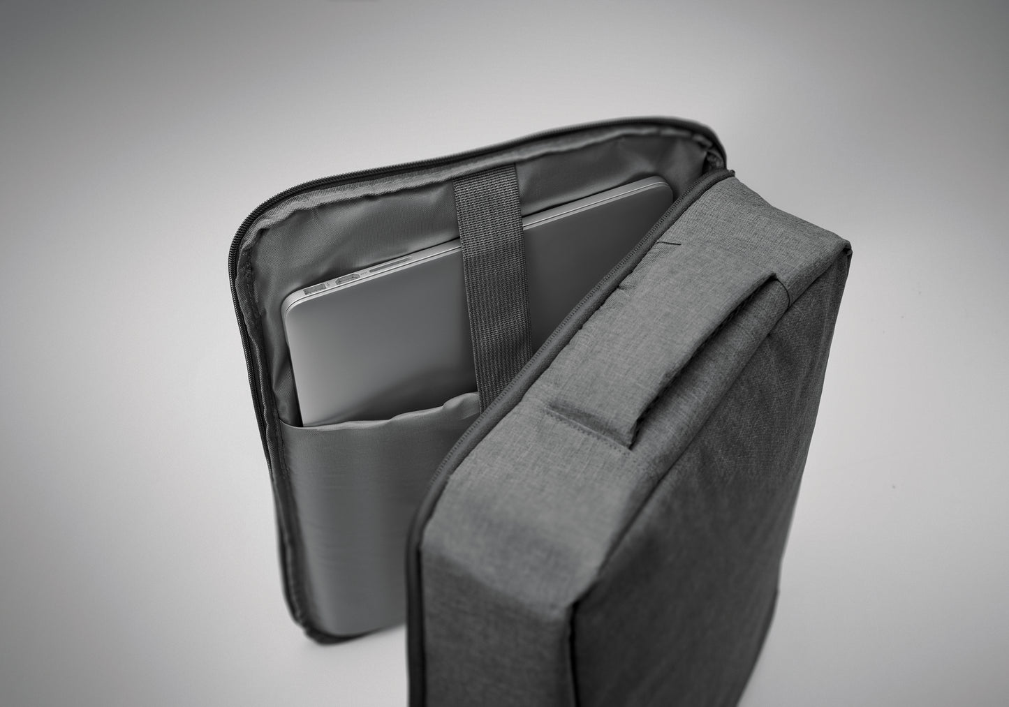 Schlanker 15'''' Laptop-Rucksack aus 300D RPET mit 210D RPET-Futter. Laptopfach 2 Innentaschen