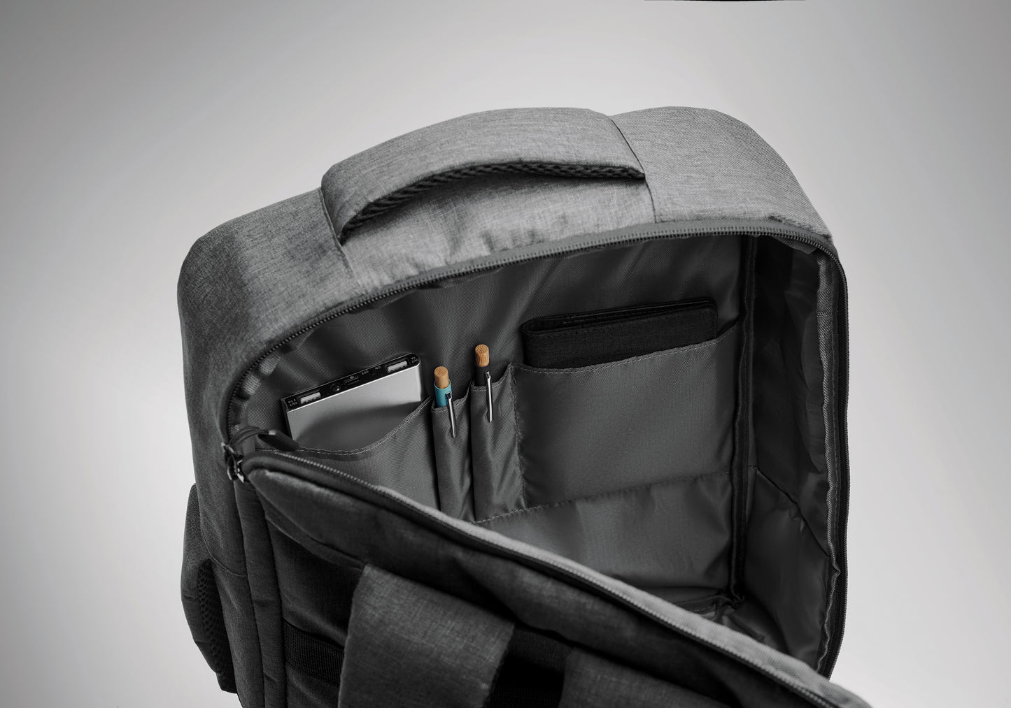 Schlanker 15'''' Laptop-Rucksack aus 300D RPET mit 210D RPET-Futter. Laptopfach 2 Innentaschen