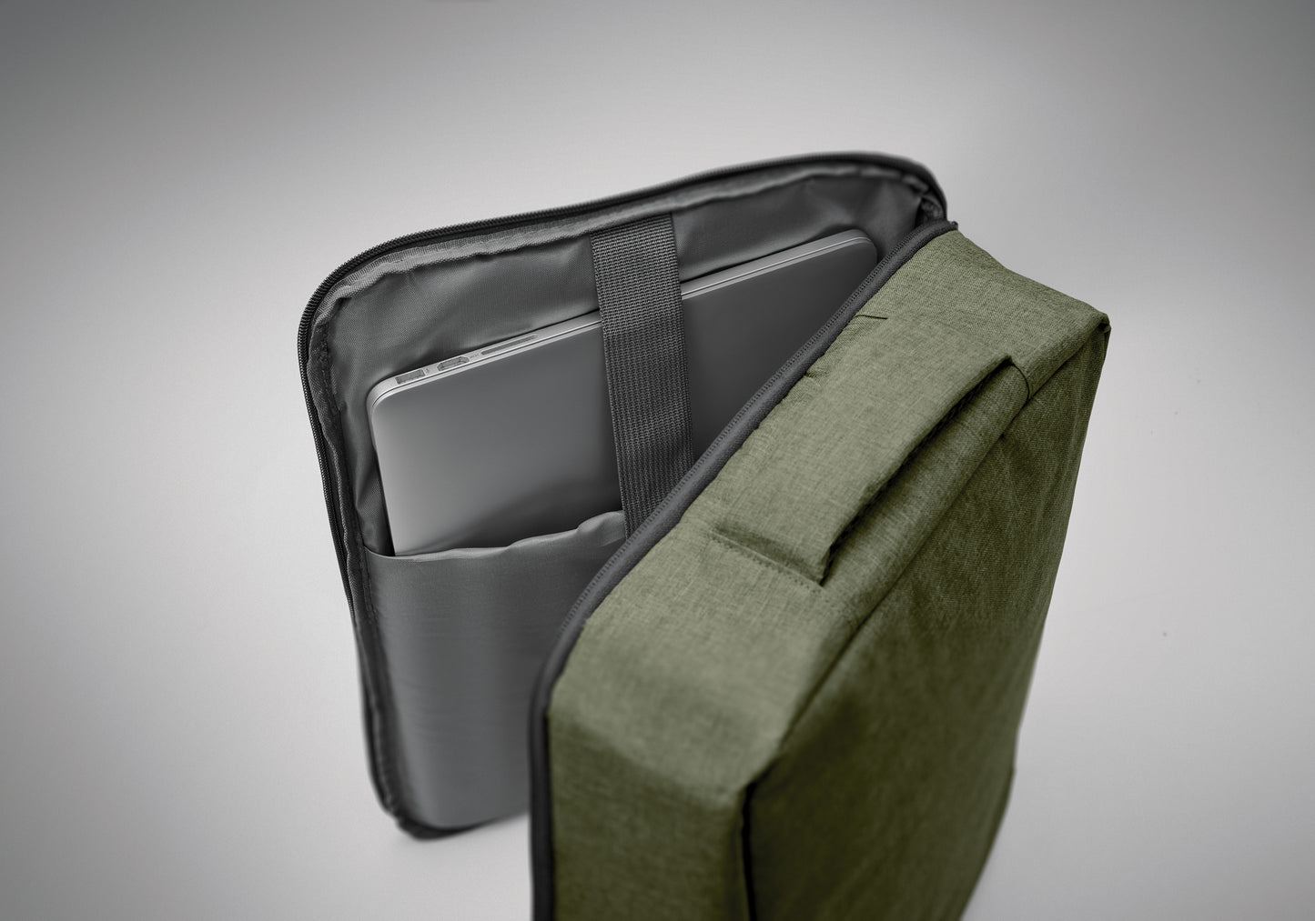 Schlanker 15'''' Laptop-Rucksack aus 300D RPET mit 210D RPET-Futter. Laptopfach 2 Innentaschen