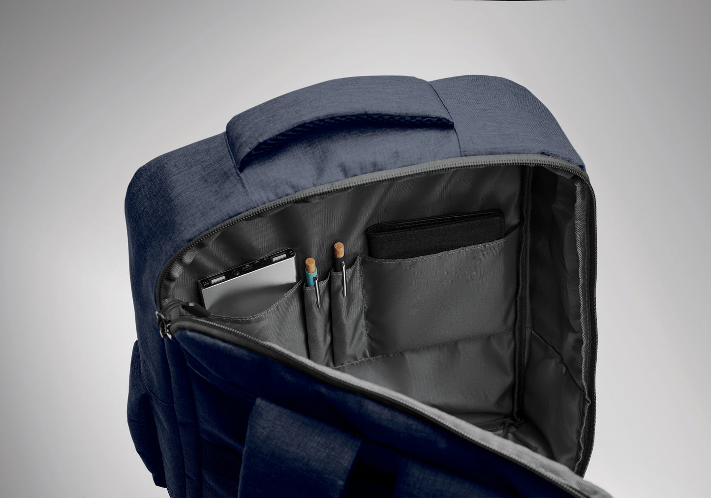 Schlanker 15'''' Laptop-Rucksack aus 300D RPET mit 210D RPET-Futter. Laptopfach 2 Innentaschen