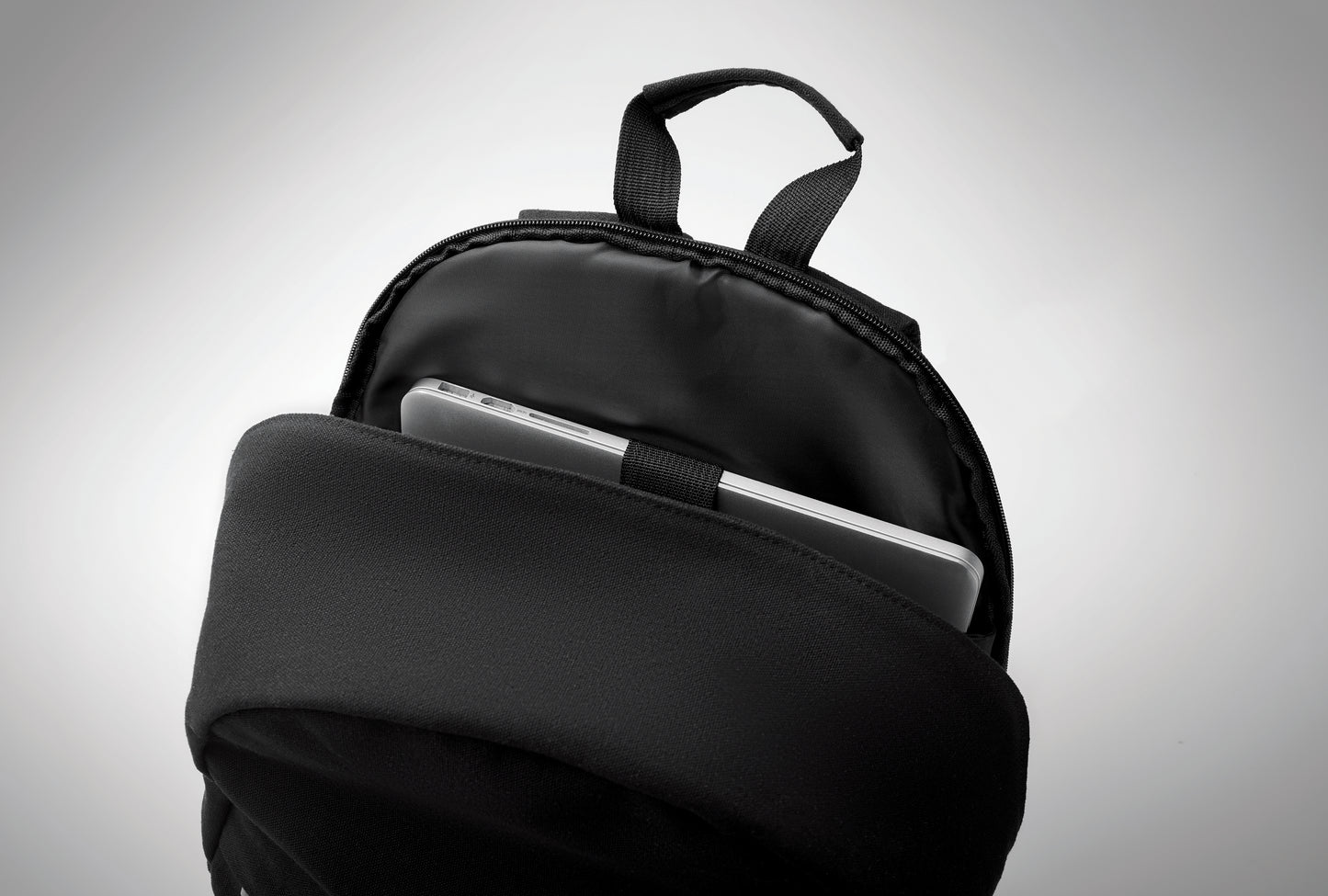 15'''' Laptop-Rucksack aus recycelter Baumwolle (70%) und recyceltem Polyester (30%). Zwei Reißverschlusstaschen.