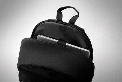 15'''' Laptop-Rucksack aus recycelter Baumwolle (70%) und recyceltem Polyester (30%). Zwei Reißverschlusstaschen.